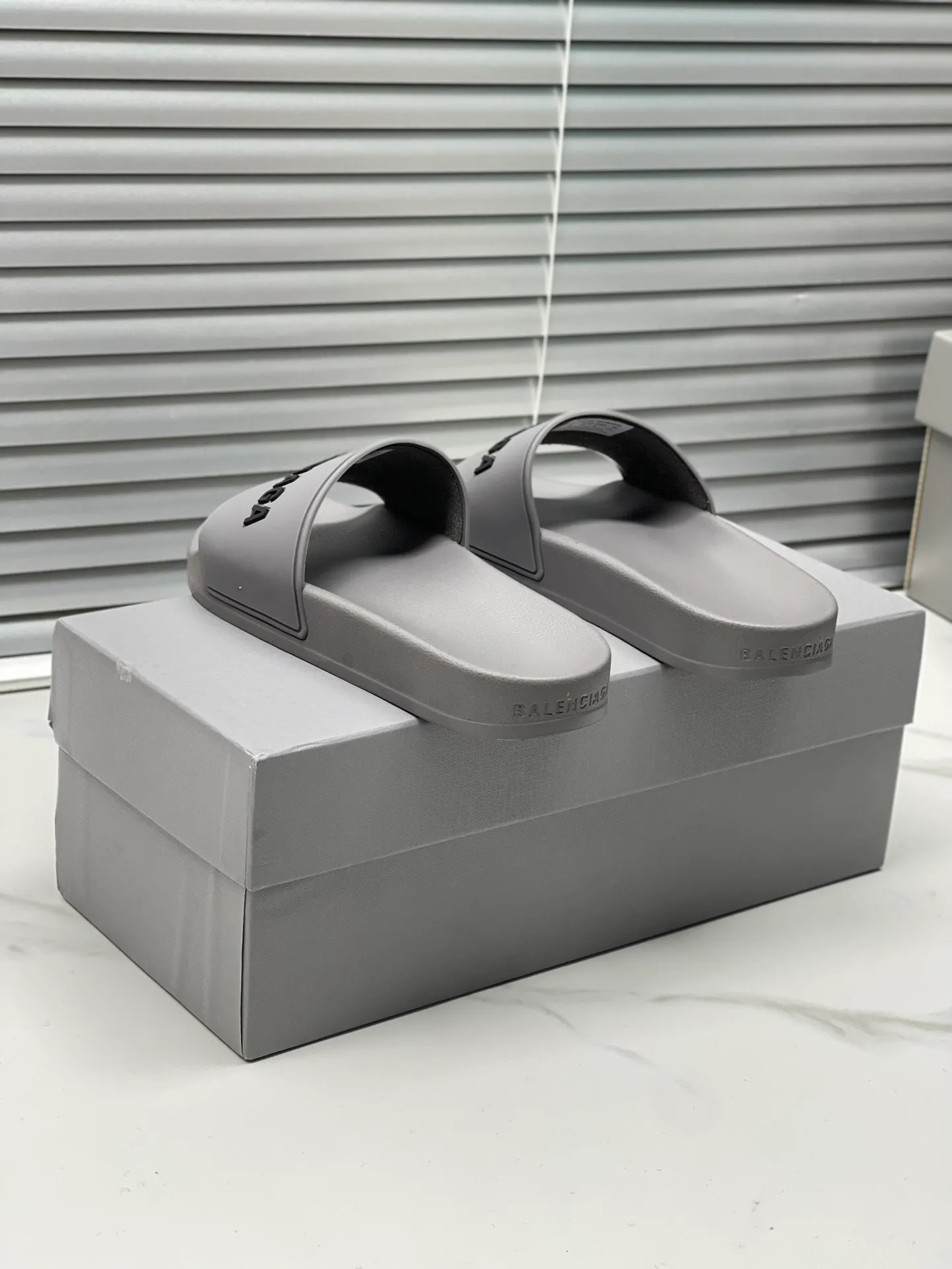 👟👟Ex-factory price 240👟👟 Women's Shoes Women's Clothing Balenciaga 2023 trendy slippers!  Balenciaga Political Campaign Latest Abrasive Development!  A favorite of European and American ladies, celebrities, and Internet celebrity girls. Exquisite uppers are hand-sewn and threaded. They are fluffy and soft, skin-friendly and soft, a must-have for summer. Fashionable but not overly ostentatious. Original natural rubber non-slip and wear-resistant sole. Size 35-40, 39-45 matching counter latest original packaging.